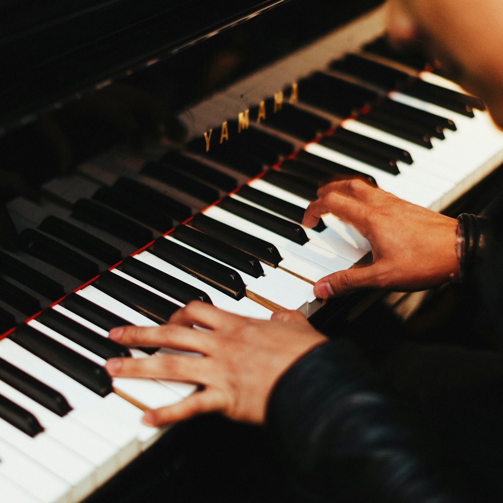 Tangan memainkan tuts piano