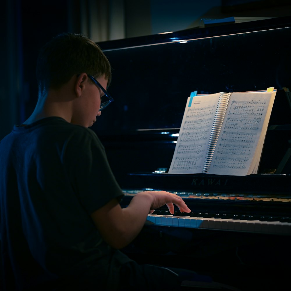 Murid muda berlatih piano di panggung