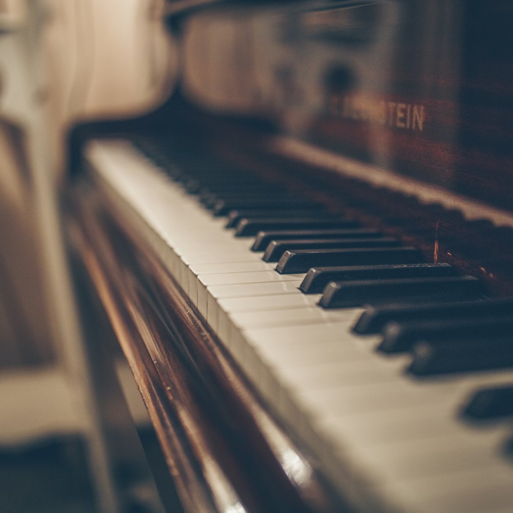Tuts piano dengan latar ruangan