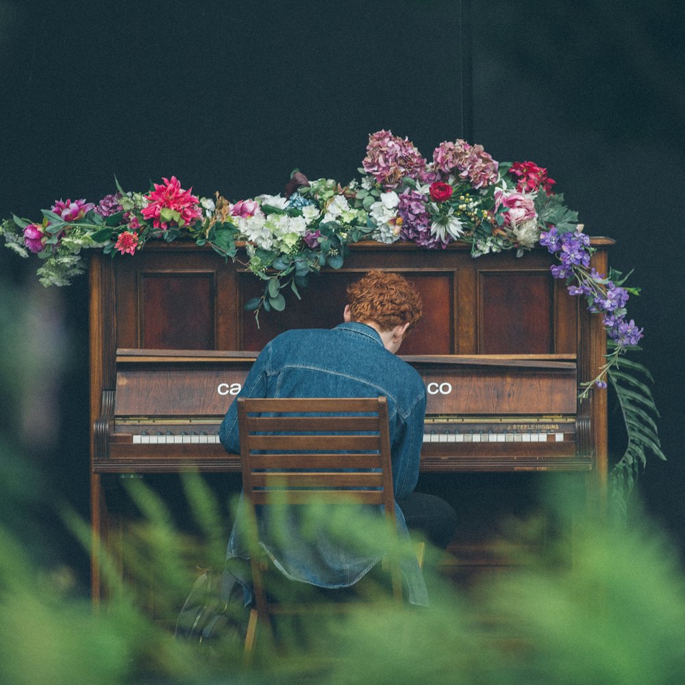 Piano tegak di ruang latihan